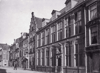79444 Gezicht op de voorgevel van het Pharmacologisch Instituut (Minrebroederstraat 14) te Utrecht, met links ervan de ...